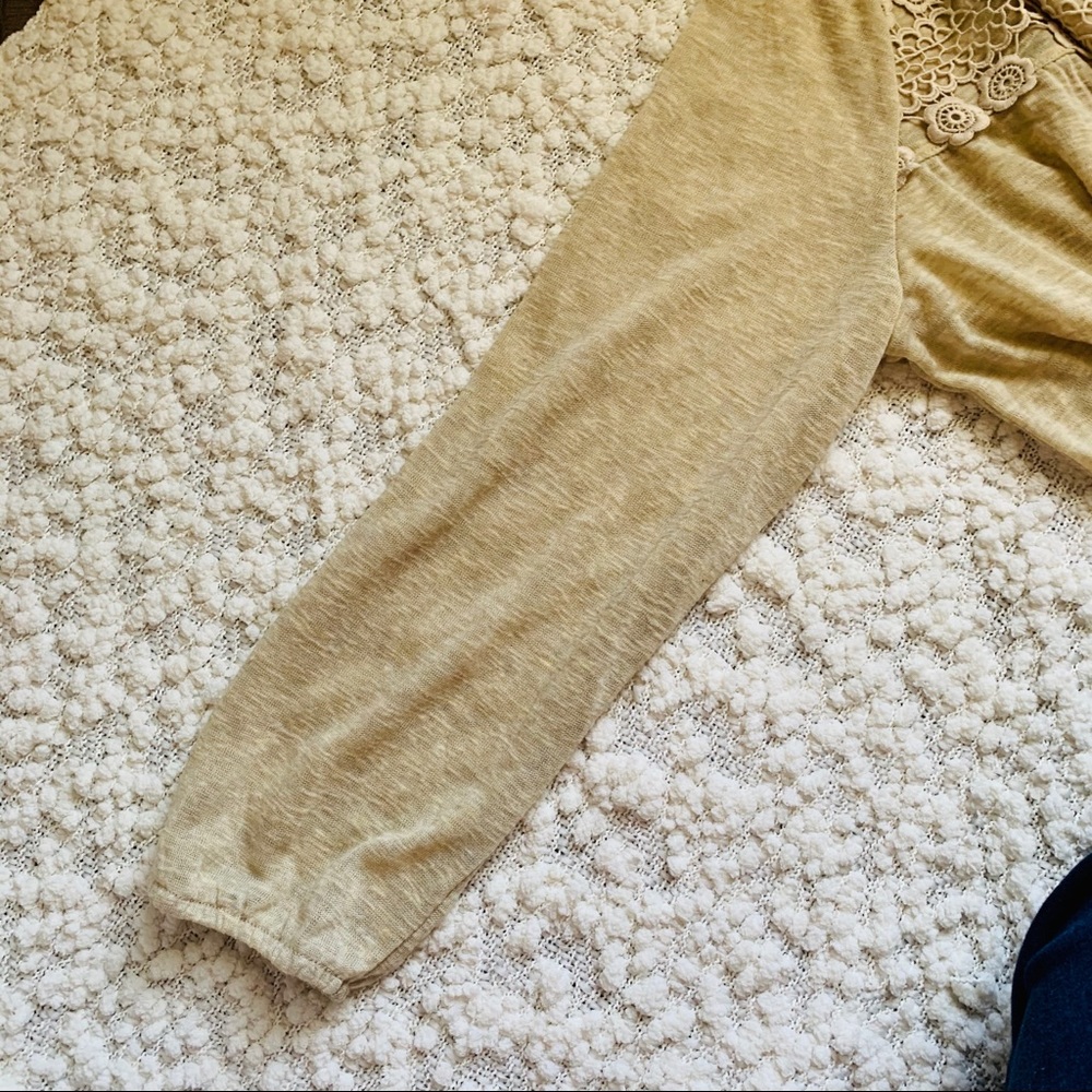 SOLD! •NWT TOP• - Picture 4 of 7